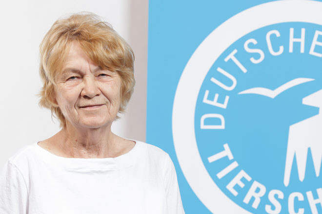 Portrait von Renate Seidel vor dem Logo des Deutschen Tierschutzbundes