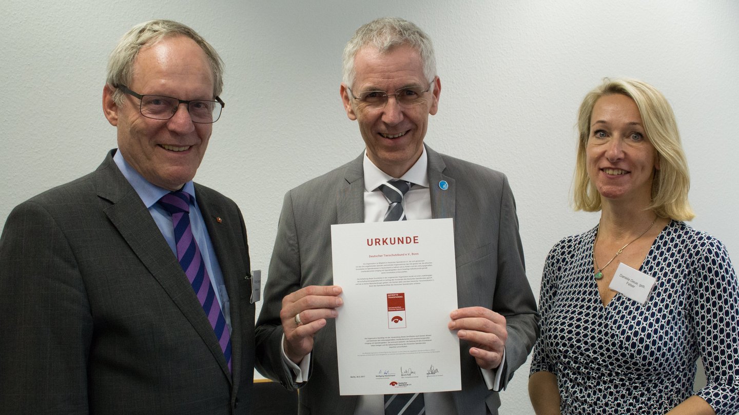 Schatzmeister Jürgen Plinz nimmt bei der Verleihung das Zertifikat des Deutschen Spendenrates entgegen