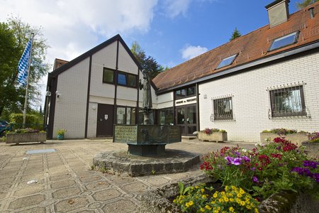 Das Gebäude der Akademie für Tierschutz in der Außenansicht