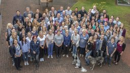 Ein Gruppenfoto der Mitarbeiterinnen und Mitarbeiter des Deutschen Tierschutzbundes