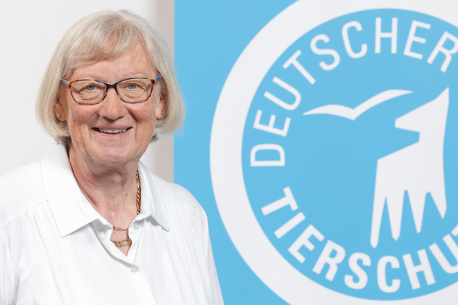 Portrait von Vizepräsidentin Brigitte Rusche vor dem Logo des Deutschen Tierschutzbundes