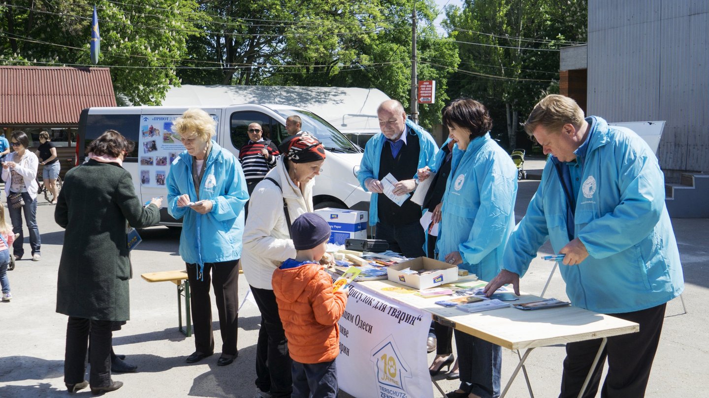 Infostand mit Mitarbeitern des Deutschen Tierschutzbundes