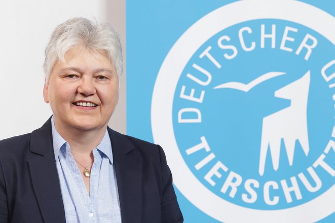 Portrait von Ellen Kloth aus dem Kooptierten Präsidium vor dem Logo des Deutschen Tierschutzbundes