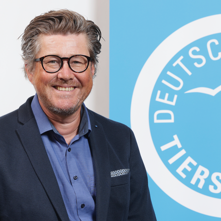 Portrait von Frank Meuser vor dem Logo des Deutschen Tierschutzbundes